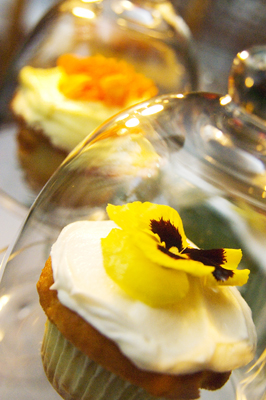 Vintage cupcakes with edible flowers