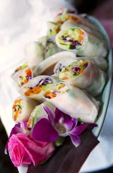 fresh springs rolls with thai dipping sauce