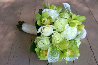 ivory and green roses in this maui brides bouquet