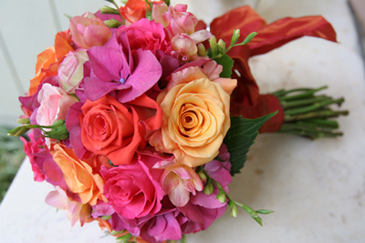 wedding cake: bright flowers