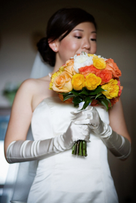 Maui bride with yellow bouquet
