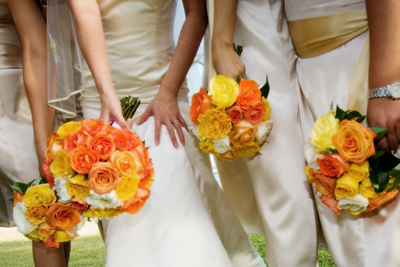 bridemaids with yellow roses
