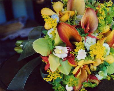rustic brides bouquet in Maui yellow