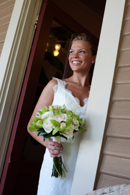 happy Maui bride