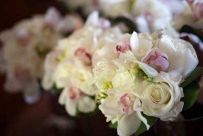 bridemaids bouquets in white