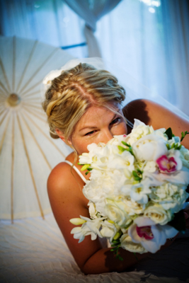 maui bride with white bouquet