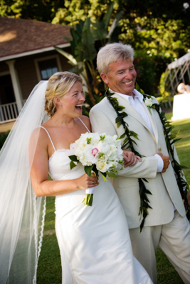 maui bride walks with dad